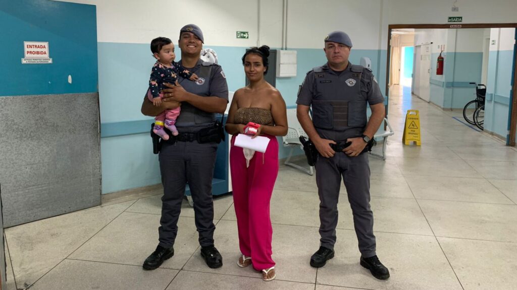 Polícia salva bebê (Divulgação/ Polícia Militar)