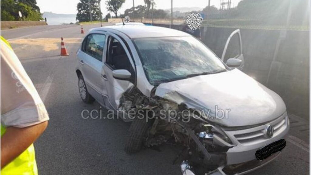 Batida entre dois carros deixa uma pessoa gravemente ferida (Artesp/Divulgação)