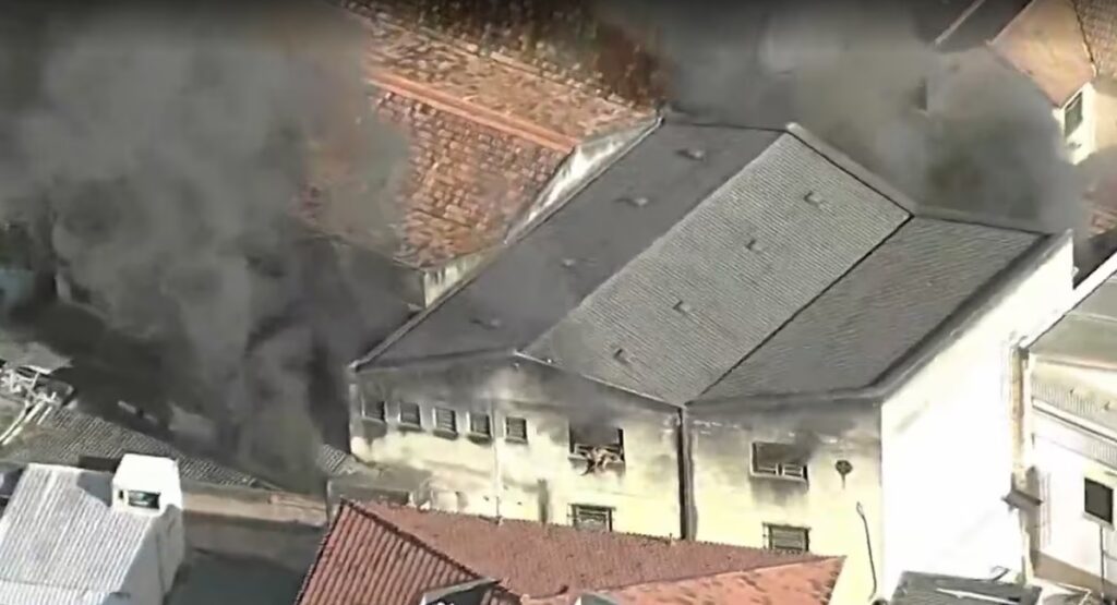 Confecção pega fogo no Rio de Janeiro (Imagem: Reprodução/ TV Globo)