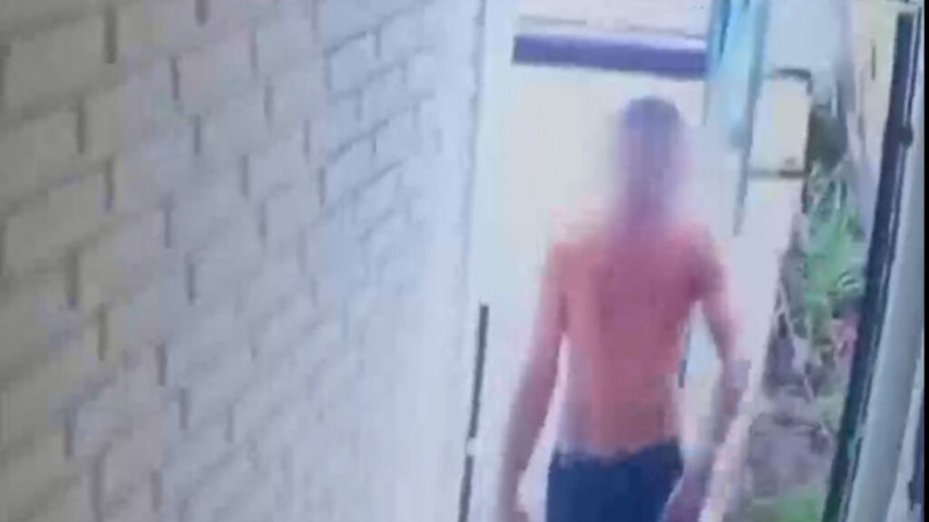 Homem em fuga invade escola (Reprodução)