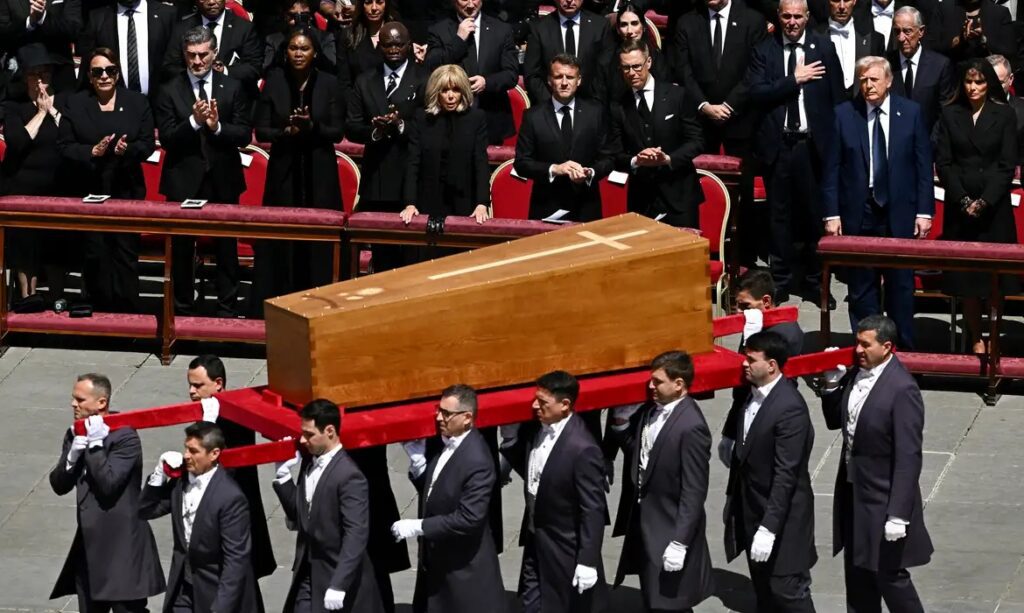 Corpo do Papa Francisco é enterrado na Itália