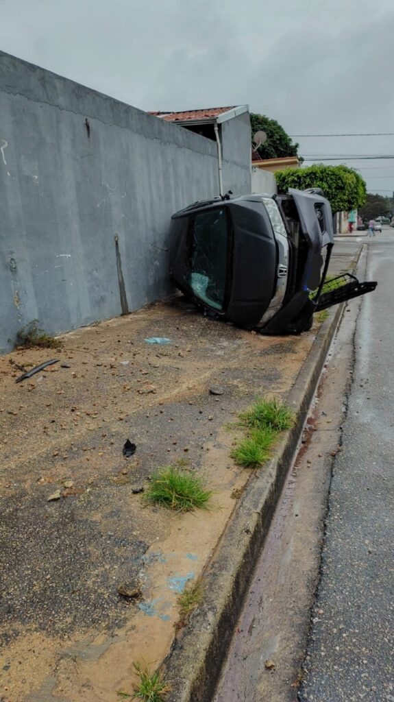 Carro capota no Júlio de Mesquita (Sorocabanise)