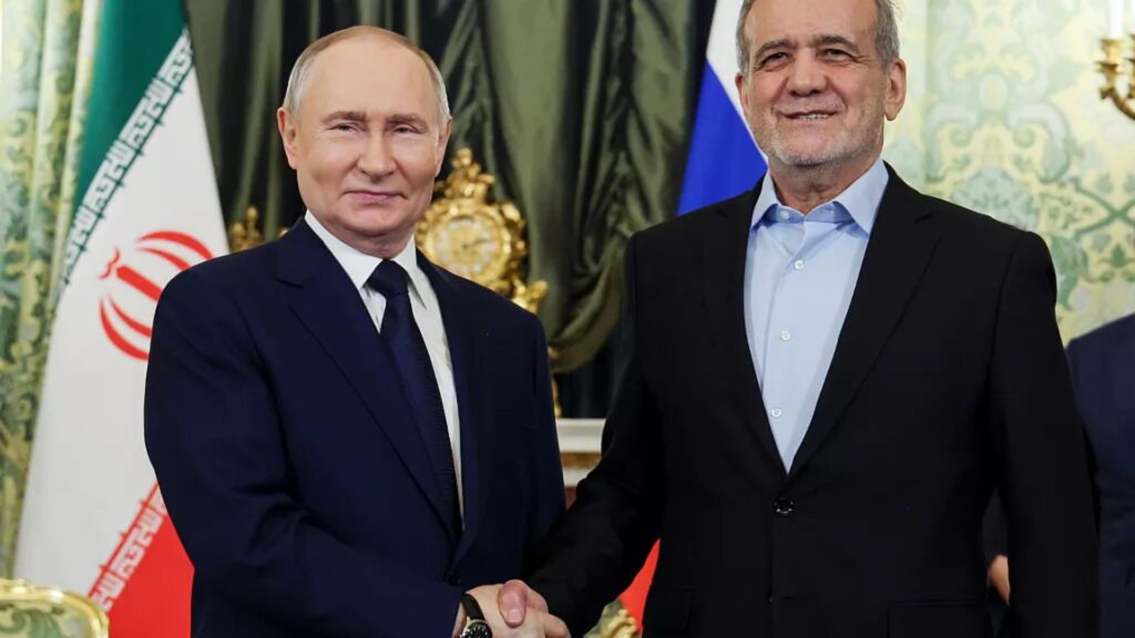 Presidente russo Vladimir Putin e presidente iraniano Masoud Pezeshkian firmam acordo (Foto: Sputnik)
