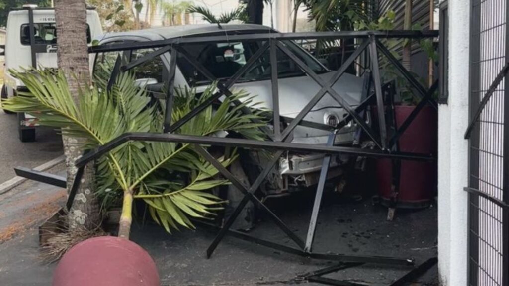 Carro invade bar no Santa Rosália, em Sorocaba