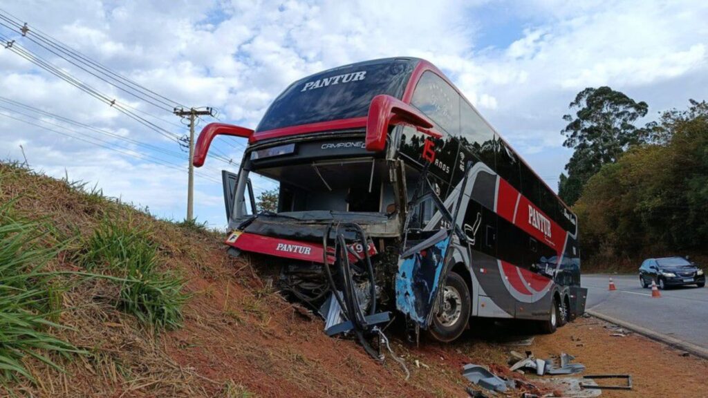Acidente entre carro e ônibus deixa mortos em Itapetinga (Itapeva Alerta/ Reprodução)