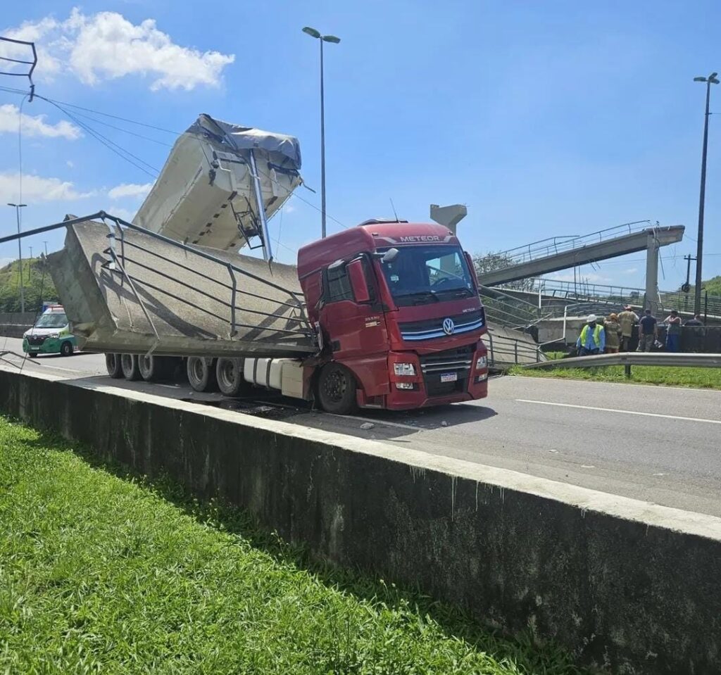 Passarela desaba após ser atingida por caminhão e deixa um morto na BR-116 (reprodução/redes sociais)