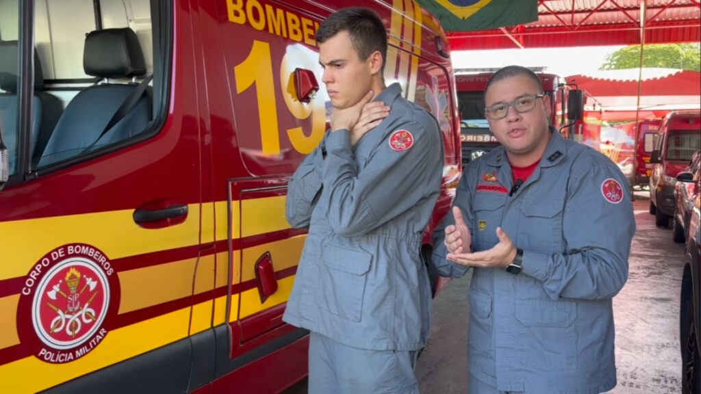 Bombeiro explica manobra de desengasgo (Vinicius Lara)