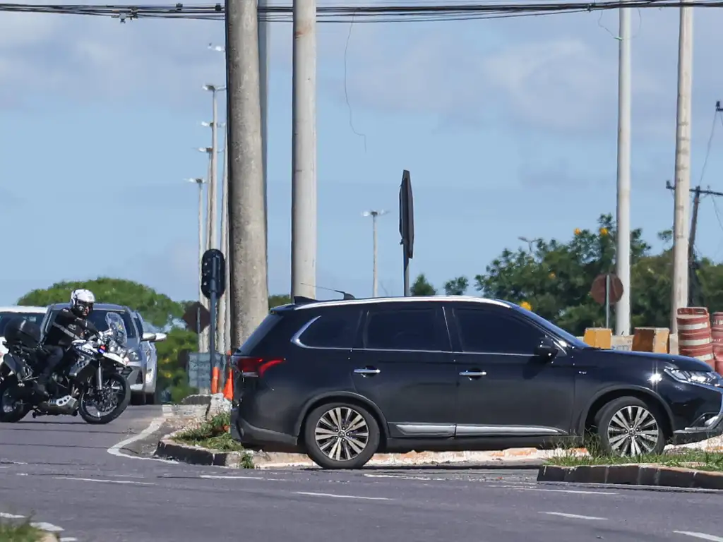 Comboio saído da polícia federal com o ex-presidente Jair Bolsonaro (Foto: Marcelo Camargo/Agência Brasil)