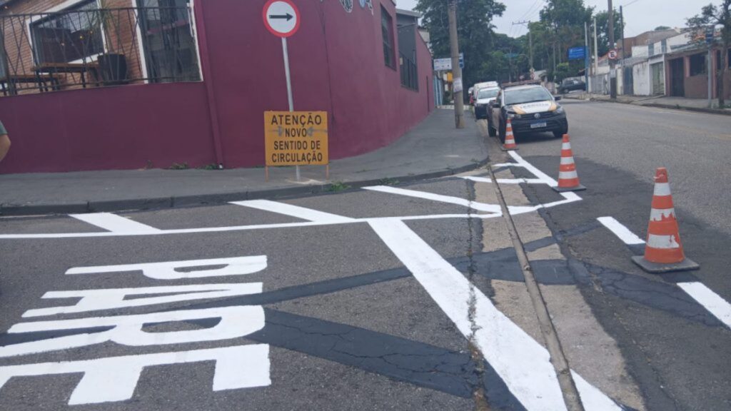 Prefeitura implanta sentido único de tráfego em rua no Jardim América (divulgação)