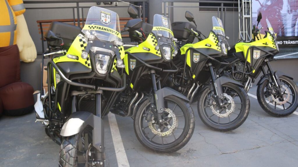 Agentes de trânsito recebem novas motos (Foto: Michelle Alves)