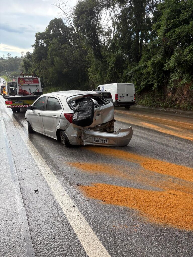 Acidente de carro deixa dois mortos na Raposo Tavares