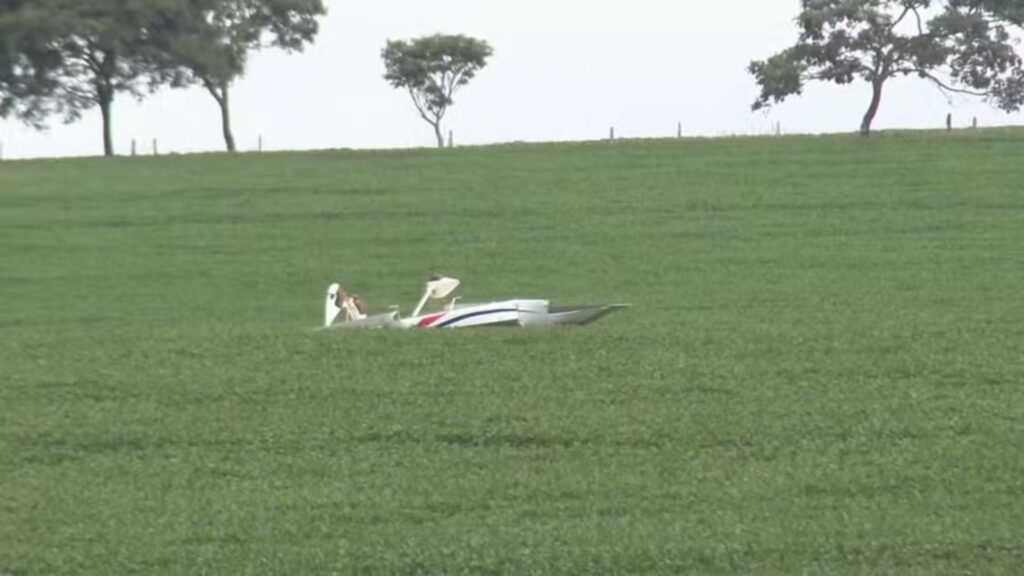 Avião de pequeno porte faz pouso forçado em rodovia do DF e piloto fica ferido (TV Globo)