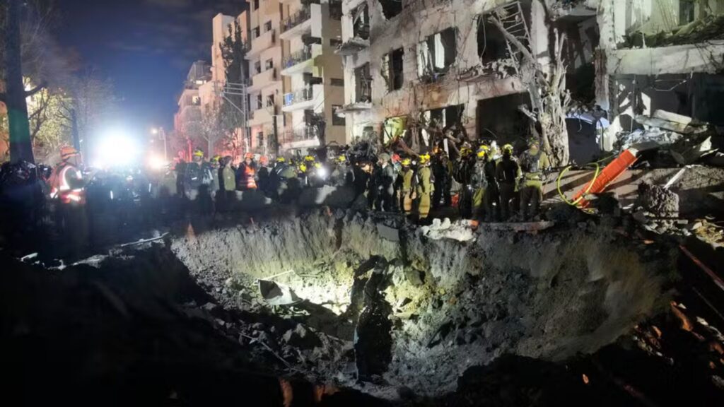 Ataque iraniano deixa um morto e 21 feridos na região de Tel Aviv (Foto: Associated Press)