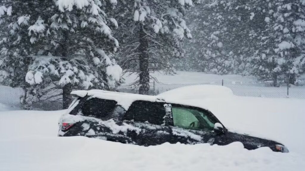 Veículo soterrado na neve (Foto: AP/Brooke Hess-Homeier)