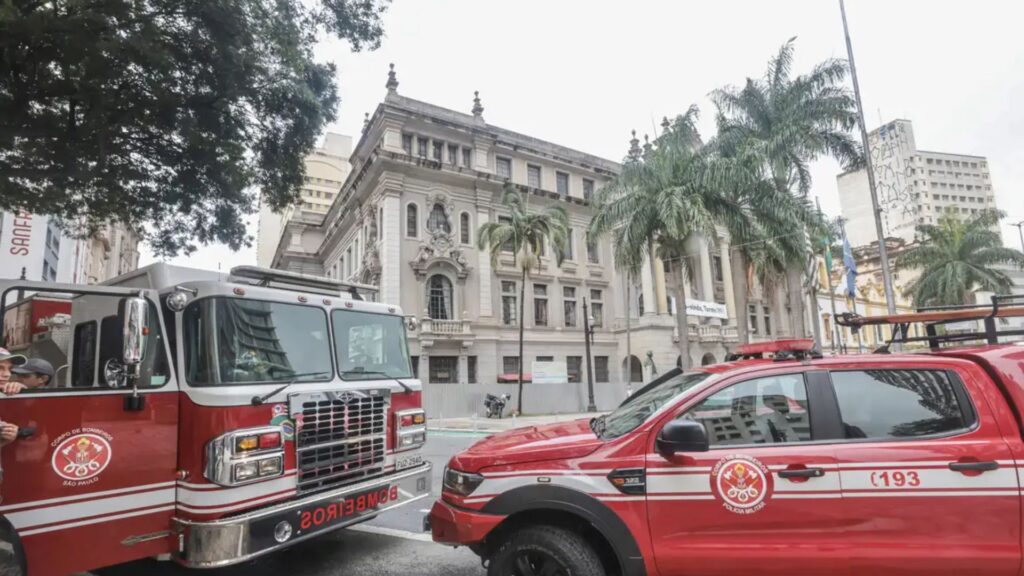 Incêndio atinge prédio da Faculdade de Direito da USP em São Paulo (Foto: Paulo Pinto/Agência Brasil)