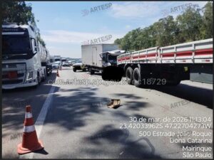 Colisão entre caminhões deixa dois feridos na Castello Branco, em Mairinque