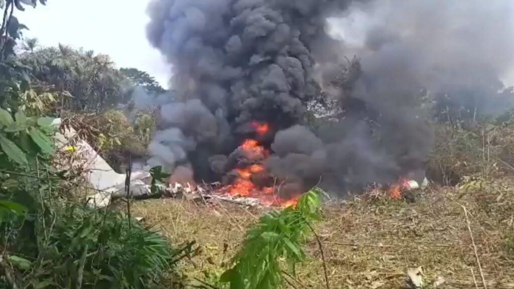 Avião militar da Colômbia cai durante decolagem na fronteira com o Peru