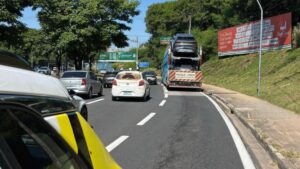 Caminhão cegonha tenta acessar Praça Lions e causa transtorno na Dom Aguirre, em Sorocaba (Semob)