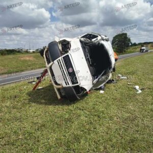 Motorista morre após carro capotar na Castello Branco, em Sorocaba (Artesp)