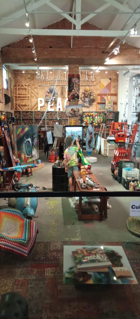 Eduardo Kobra faz assinatura ao vivo na inauguração de mural monumental no centro de Itu (Foto: Cibelle Freitas)