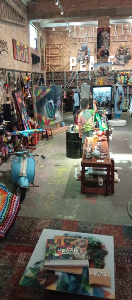 Eduardo Kobra faz assinatura ao vivo na inauguração de mural monumental no centro de Itu (Foto: Cibelle Freitas)