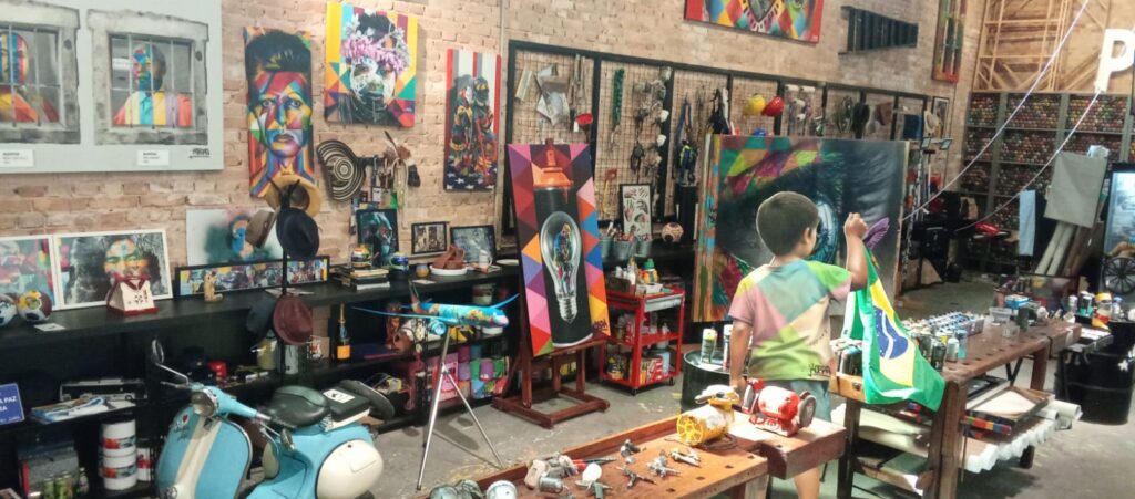 Eduardo Kobra faz assinatura ao vivo na inauguração de mural monumental no centro de Itu (Foto: Cibelle Freitas)