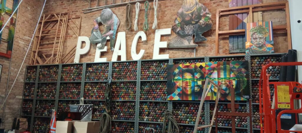 Eduardo Kobra faz assinatura ao vivo na inauguração de mural monumental no centro de Itu (Foto: Cibelle Freitas)