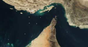 Irã volta a fechar Estreito de Ormuz e ameaça romper cessar-fogo após ataques de Israel ao Líbano