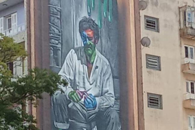 Eduardo Kobra faz assinatura ao vivo na inauguração de mural monumental no centro de Itu (Foto: Cibelle Freitas)