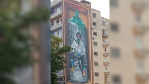 Eduardo Kobra faz assinatura ao vivo na inauguração de mural monumental no centro de Itu (Foto: Cibelle Freitas)