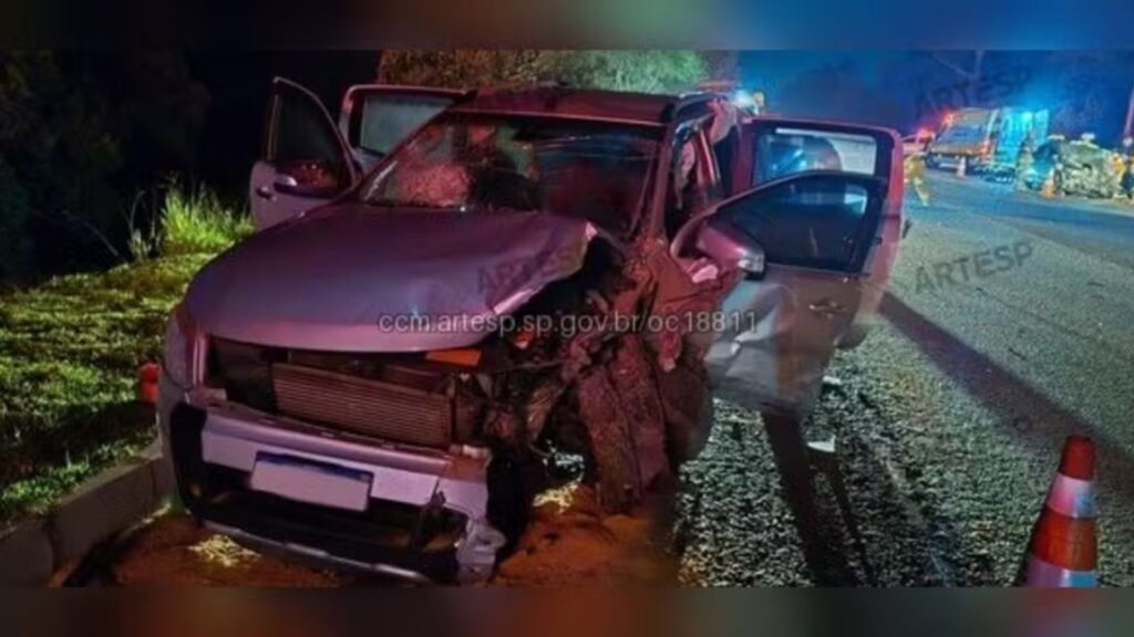 2 pessoas ficam gravemente feridas após acidente entre carro e caminhonete em Salto de Pirapora (Foto: Artesp)