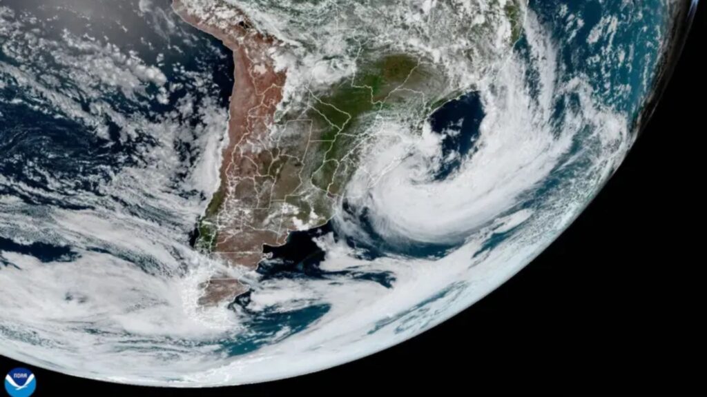 Ciclone extratropical deve afetar o Brasil nas próximas horas (Foto: NOAA/Nasa)