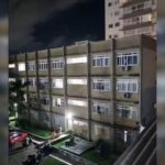 veja o momento que um prédio afunda 40 centímetros, em Itajaí