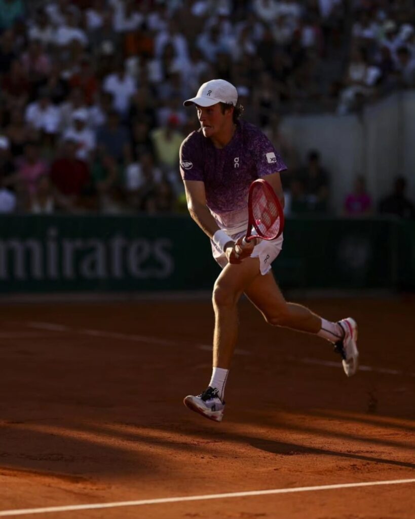João Fonseca vence Casper Ruud e avança às quartas de final de Roland Garros (Foto: Loic Wacziak/FFT)
