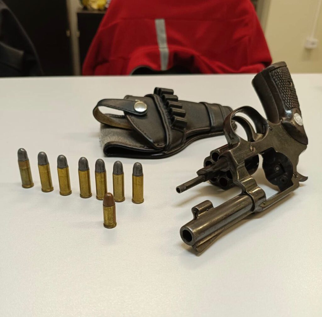 Homem investigado por violência doméstica é preso por posse ilegal de arma