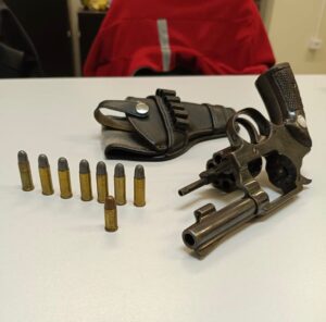 Homem investigado por violência doméstica é preso por posse ilegal de arma