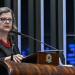 A edificação tinha 3 andares e ficava na Comunidade Praia do Rosa, no Tauá. O imóvel colapsou, e os pavimentos ficaram achatados. Uma mulher e uma criança chegaram a ser resgatadas pelo Corpo de Bombeiros com vida, sem ferimentos (Foto: Waldemir Barreto/Agência Senado)