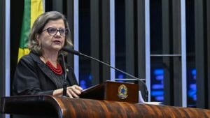 A edificação tinha 3 andares e ficava na Comunidade Praia do Rosa, no Tauá. O imóvel colapsou, e os pavimentos ficaram achatados. Uma mulher e uma criança chegaram a ser resgatadas pelo Corpo de Bombeiros com vida, sem ferimentos (Foto: Waldemir Barreto/Agência Senado)