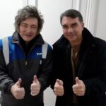 Milei publica foto com Flávio Bolsonaro e diz: "Vem aí a maré azul para o Brasil"