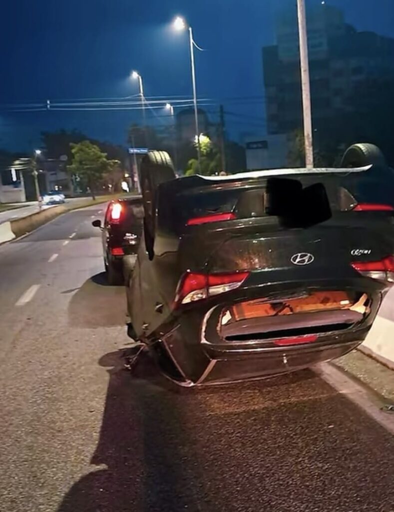 Carro capota sobre viaduto da Raposo Tavares em Sorocaba (@transito.sorocaba)