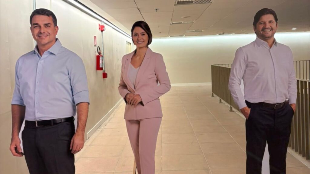 Após reaproximação, totens de Flávio e Michelle Bolsonaro chamam atenção em convenção do PL (Foto: Nathalia Fruet)