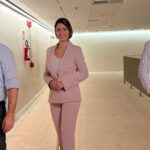 Após reaproximação, totens de Flávio e Michelle Bolsonaro chamam atenção em convenção do PL (Foto: Nathalia Fruet)