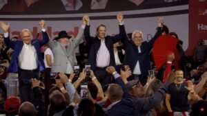 No mesmo dia em que PL lança Flávio, PT oficializa Haddad ao governo de SP