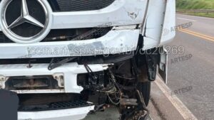 Motociclista morre em colisão frontal com carreta na Raposo Tavares, em Itapetininga